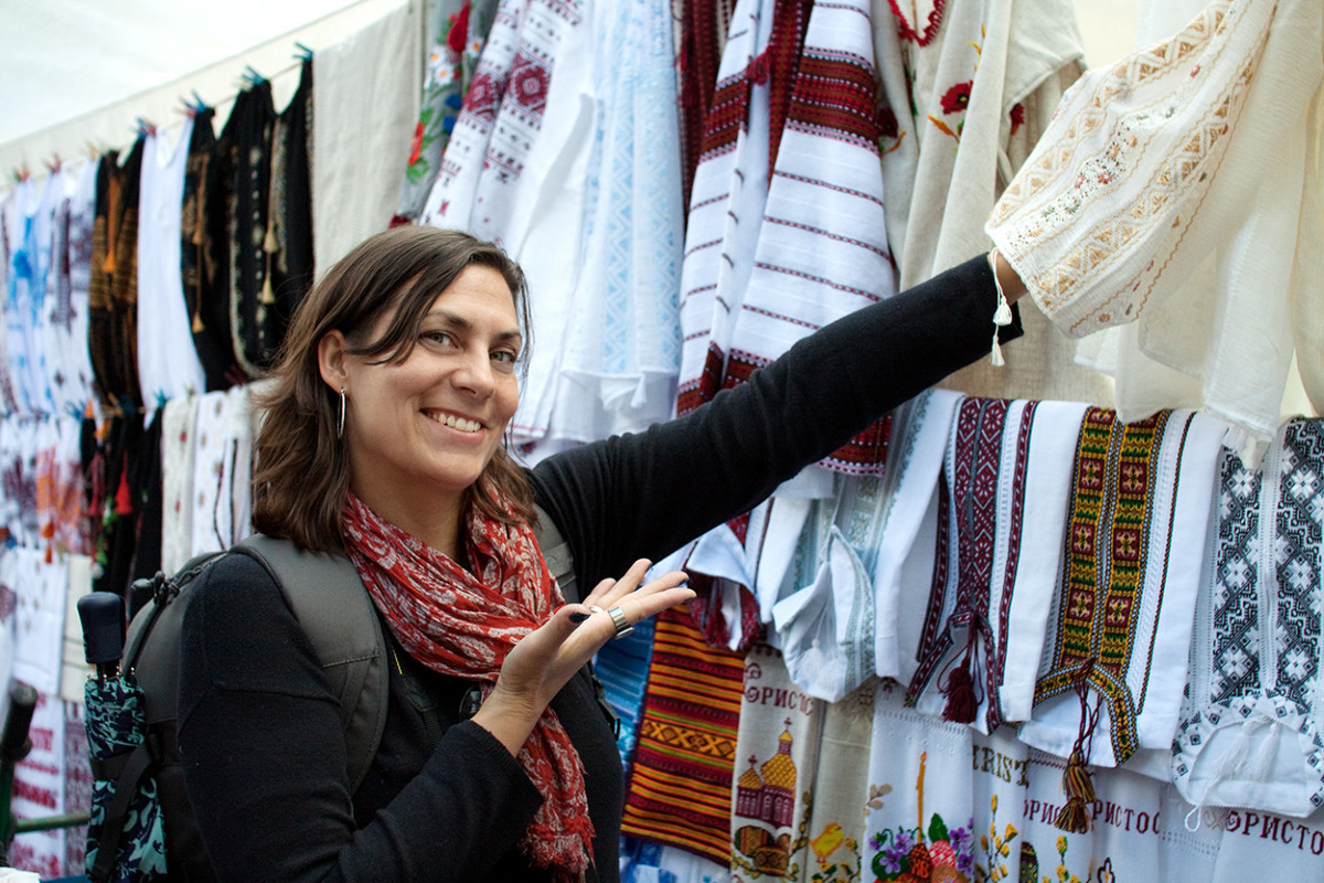 LVIV_UKRAINE_VERNISSAGE_EMBROIDERY_SHOPPING_GIRL_TRAVELLER